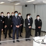保健所への派遣前に斎藤元彦知事の話を聞く兵庫県職員＝１３日午前、県庁