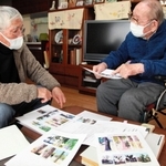 被災樹木の記録集をまとめている松元廣美さん（右）と宮田和男さん＝加古川市
