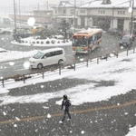 寒波の影響で断続的に雪が舞うＪＲ豊岡駅前＝１３日午後、豊岡市大手町（撮影・小林良多）