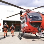 出動に向けて駆けだす兵庫県消防防災航空隊員と消防防災ヘリ＝神戸市中央区神戸空港（撮影・坂井萌香）