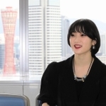 ファーストシングルについて語る歌手の宮本佳林＝神戸市中央区東川崎町１、神戸新聞社