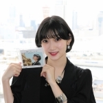 ファーストシングルを手にする歌手の宮本佳林＝神戸市中央区東川崎町１、神戸新聞社