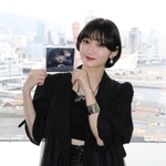 ファーストシングルを手にする歌手の宮本佳林＝神戸市中央区東川崎町１、神戸新聞社