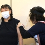 高齢者に先駆けて３回目のワクチン接種を受ける医療従事者＝１４日午前１１時１３分、西宮市深津町（撮影・斎藤雅志）