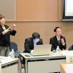 障害者の防災をテーマにした国際フォーラムで発言する片岡さん（右から２人目）＝２０１８年１０月、淡路市（本人提供）
