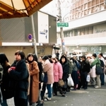 阪神・淡路大震災時、公衆電話に安否を伝える人が列を作った＝１９９５年１月１７日、神戸市灘区のＪＲ六甲道駅付近