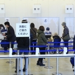 ３回目のワクチン接種の受け付けをする人たち＝１４日正午、西宮市深津町（撮影・斎藤雅志）