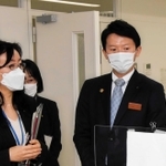 伊丹健康福祉事務所を視察した斎藤元彦知事。この後、取材に応じた＝１４日午後、伊丹市千僧１