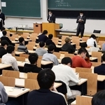 席の間隔を空け、緊張した様子で試験開始を待つ受験生ら＝１５日午前、神戸市東灘区、甲南大（撮影・坂井萌香）