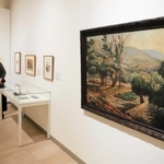 神原浩の油絵や版画、エッチングの原版が並ぶ展示空間＝神戸ゆかりの美術館（※無断転載を禁じます）