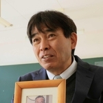 父の晃一さんについて語る家島高校教頭の小山健治さん＝姫路市家島町（撮影・鈴木雅之）