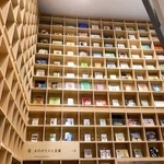 大阪市の「こども本の森　中之島」にある吹き抜けの本棚。神戸はこれを２メートル近く上回る（提供）