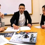 書籍化に向けて打ち合わせをする（右から）ライリー佐知子さんとマムタニ・アニールさん、ナターシャ・ハジャールさん＝神戸市東灘区向洋町中４