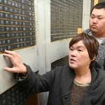 阪神・淡路大震災で亡くなった木原チエノさんの銘板に触れ、思いを語る末広真由美さん（手前）と大樹さん＝神戸市中央区加納町６