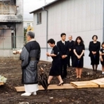小雨が降っていた。１９９５年７月２日、神戸市須磨区の実家跡に立つ佐藤悦子さん（５８）のすぐ後ろに、姉の齊藤礼子さん（７０）の姿があった。