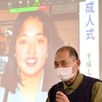 成人式の写真の前で、志乃さんへの思いを語る父、上野政志さん＝１６日夜、神戸市灘区八幡町４（撮影・中西幸大）