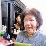 中学時代の娘の写真を手に話す大石博子さん＝神戸市兵庫区大開通