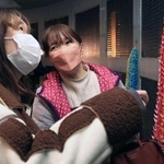 銘板の前で母の思い出を語る山神啓子さん（右）と陽菜さん＝１７日午前６時５９分、神戸市中央区加納町６、東遊園地（撮影・吉田敦史）
