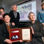 命の尊さを伝え続ける。母と弟の写真の前でそう誓う「語り部ＫＯＢＥ１９９５」代表の長谷川元気さん（前列左）と前代表の田村勝太郎さん（同右）ら＝神戸市中央区東川崎町１、ひょうごボランタリープラザ（撮影・吉田敦史）