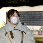 亡くなった伯母への思いを語る平井桜子さん＝１７日午前６時４分、西宮市奥畑、西宮震災記念碑公園（撮影・長嶺麻子）