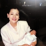 生まれてまもない平井さんを抱く伯母の木下●子さん（平井さん提供）※●は「しんにょう」に「西」、読み方は「みち」