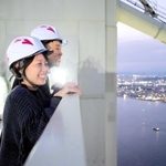 ハートマークのヘルメットをかぶり、大パノラマを楽しむ野田航平さんと千葉布友佳さん（いのうえ提供）