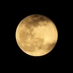 ２０２２年で地球から最も遠く小さく見える満月「ミニマムムーン」＝１８日午後６時２９分、神戸市中央区東川崎町１、神戸新聞社から