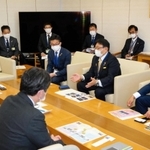 千姫の大河ドラマ化を要望する清元秀泰姫路市長（中央）ら＝東京都渋谷区