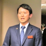 まん延防止等重点措置の要請について協議する３府県会議を翌日に控え、記者団の取材に応じる兵庫県の斎藤元彦知事＝１８日夕、兵庫県庁