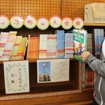 図書室に整備された「アッコちゃん文庫」。さらに震災関連の本を増やす予定＝神戸市灘区船寺通３