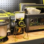 ランタンやモバイルバッテリー、それらを充電するソーラーパネルなどを防災用に購入する人も＝三田市末