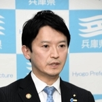大阪、京都府知事とのオンライン会議後、取材に応じる兵庫県の斎藤元彦知事＝１９日午後、兵庫県庁