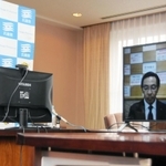 新型コロナウイルスの感染急拡大を受け、大阪、京都府の両知事とオンラインで会議を行う兵庫県の斎藤元彦知事＝１９日午後、兵庫県庁