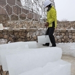 氷棚に分厚くできた氷を切り出す職員ら＝２０日午前、神戸市灘区六甲山町