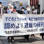 本人尋問を前に、神戸地裁前で横断幕を掲げる原告団＝２０日午前、神戸市中央区橘通２