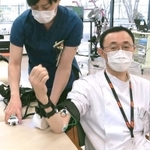 「ＨＡＬ」単関節タイプは、動かしたいと思うだけで、微弱な電気信号を読み取り動きをサポートする＝尼崎市東難波町２、兵庫県立尼崎総合医療センター