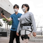 「Ｈｏｎｄａ歩行アシスト」は、患者の動きのデータを見ながら細かい調整ができる＝尼崎市東難波町２、兵庫県立尼崎総合医療センター