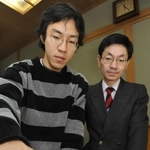 将棋界で戦後初の親子棋士となった西川慶二七段（右）と西川和宏四段＝２００８年１２月１７日、大阪市福島区の関西将棋会館（段位は当時）