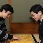 将棋盤を前に向かい合う西川和宏四段（左）と西川慶二七段＝２００８年１２月１７日、大阪市の関西将棋会館（段位は当時）