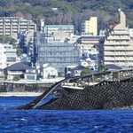 潜り船に引き上げられたノリ網＝神戸市須磨区沖