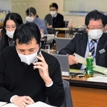 伊丹健康福祉事務所では応援派遣された職員らが感染経路をたどるための電話連絡に追われていた＝１４日、伊丹市千僧１（撮影・金　旻革）