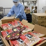 フル生産が続く節分の福豆＝２１日午前、神戸市長田区神楽町２、吉田ピーナツ食品（撮影・坂井萌香）