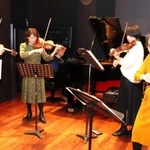 バイオリン４台だけの貴重なコンサートを前に調整する渡辺玲子、松田理奈、小林美恵、川久保賜紀＝東京都内（撮影・永見将人）