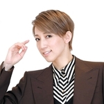 「コロナ禍に見舞われたこの２年、瞬間瞬間を大切にすることの意味を考えながら過ごしてきた」と話す真風涼帆＝宝塚大劇場（代表撮影）