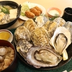 室津産の大粒カキを使った「かきフェア」の料理＝山城の郷