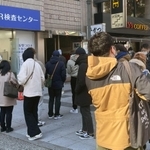 大阪市でＰＣＲ検査のため列をつくる人たち＝２２日午後
