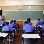 特別クラスの授業。「ここまで分かった？」。教員が丁寧に指導する＝神戸市垂水区桃山台４、桃山台中学校