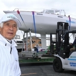 「サントリーマーメイド３号」の積み出し作業を見守る海洋冒険家の堀江謙一さん＝２４日午前、新西宮ヨットハーバー（撮影・斎藤雅志）
