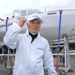 太平洋横断で乗り込む「サントリーマーメイド３号」の積み出しを前にガッツポーズをする海洋冒険家の堀江謙一さん＝２４日午前、新西宮ヨットハーバー（撮影・斎藤雅志）