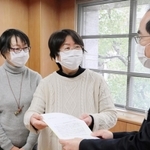 県の担当者に要望書を手渡す、石綿の被害者遺族の福田靖美さん（左）と山口美佐恵さん（中央）＝兵庫県庁
